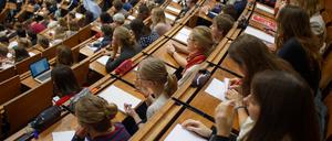 Studenten und Studentinnen der Georg-August-Universität in Göttingen sitzen im Zentralen Hörsaalgebäude (ZHG) und verfolgen eine Vorlesung.