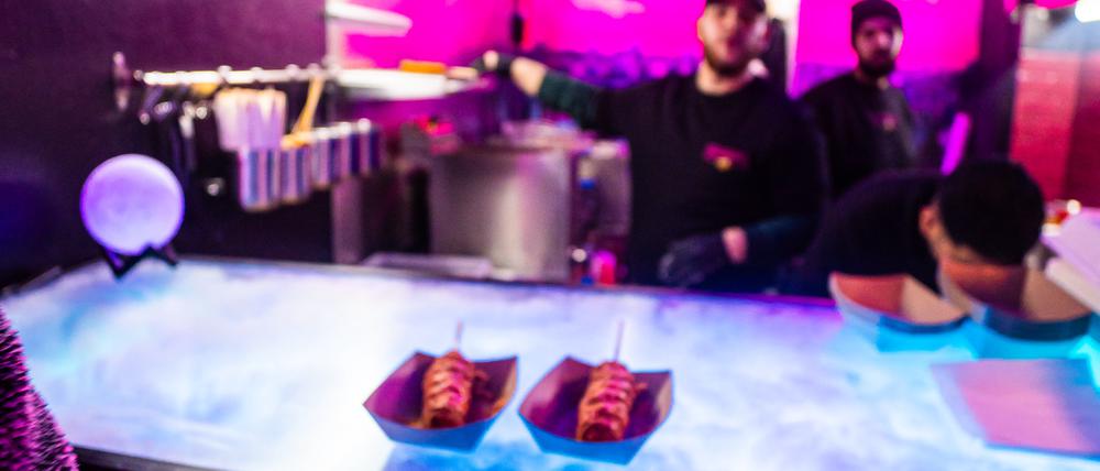 Instagram-taugliches Setting: Zwei Corn Dogs gehen bei „Damn Dog“ am Kottbusser Tor über die Theke.