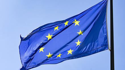 Eine Europaflagge weht vor blauem Himmel (Archivbild vom 10.05.2021).