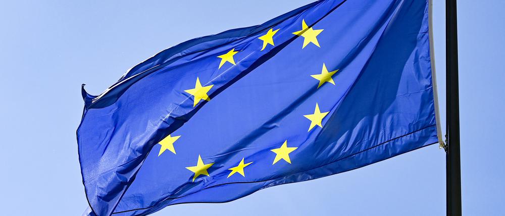Eine Europaflagge weht vor blauem Himmel (Archivbild vom 10.05.2021).