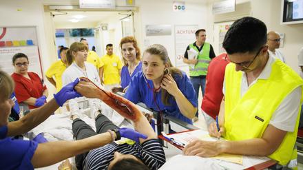 Klinikpersonal versorgt während einer Krankenhausübung die Opfer eines vermeintlichen Anschlages.