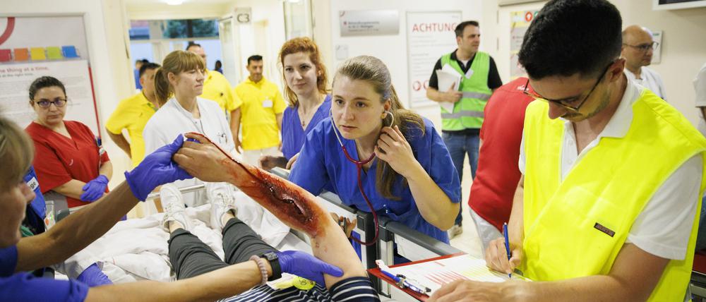Klinikpersonal versorgt während einer Krankenhausübung die Opfer eines vermeintlichen Anschlages.