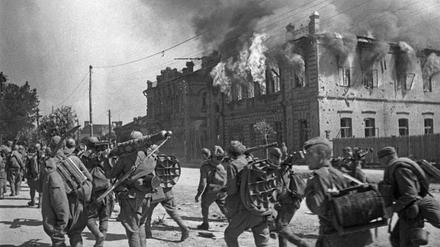 Einheiten der Roten Armee stürmen die Stadt Bobruisk.