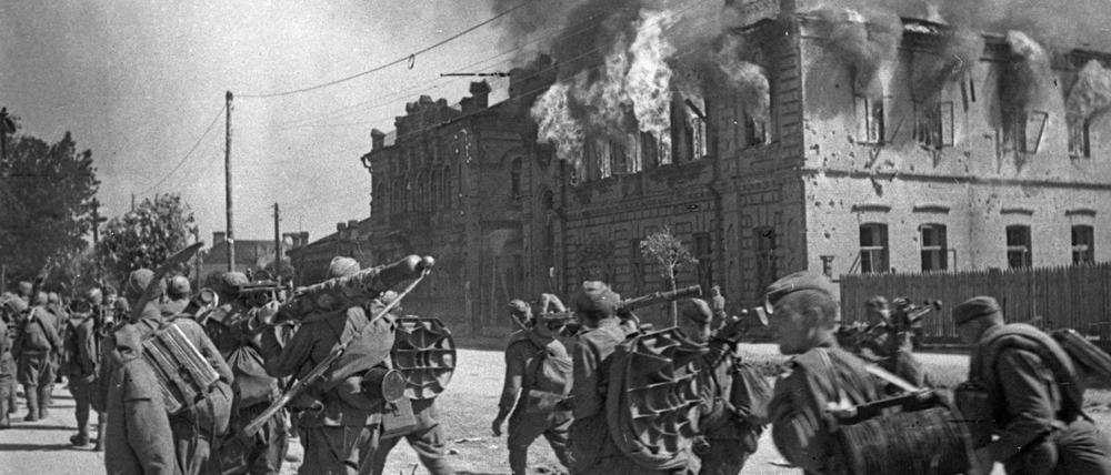 Einheiten der Roten Armee stürmen die Stadt Bobruisk.