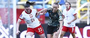 Die zweifache Torschützin Lea Schüller setzt sich im Zweikampf gegen Polen in der EM-Qualifikation durch. 