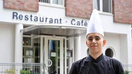Kai Linke ist der einzige Koch-Azubi im Inselhotel , das derzeit zwölf unbesetzte Ausbildungsplätze hat.