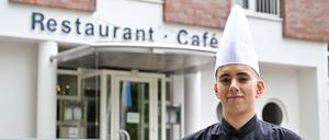 Kai Linke ist der einzige Koch-Azubi im Inselhotel , das derzeit zwölf unbesetzte Ausbildungsplätze hat.
