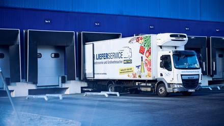 Künftig kommen die Großmarkt-Produkte von Metro auch mit dem Lastwagen zum Kunden und nicht mehr nur mit Abholung vor Ort.