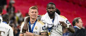Real Madrids Champions-League-Sieger Antonio Rüdiger (rechts) und Toni Kroos trainierten am Mittwoch zum ersten Mal mit dem DFB-Team.