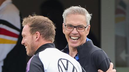 Von Bundestrainer zu Bundestrainer. Gordon Herbert (rechts) mit Julian Nagelsmann.