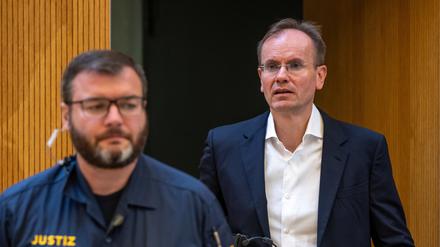 Der frühere Wirecard-Vorstandschef Markus Braun wird von einem Justizbeamten in den Gerichtssaal begleitet.