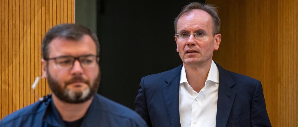 Der frühere Wirecard-Vorstandschef Markus Braun wird von einem Justizbeamten in den Gerichtssaal begleitet.