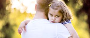 Manche Gerichte sprechen Vätern das alleinige Sorgerecht zu, obwohl die Mutter die Hauptbezugsperson des Kindes ist.