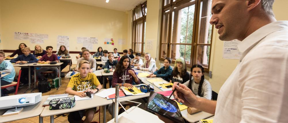 Alle Brandenburger Lehrer, aber auch Schulassistenzen und Lehramtskandidaten im Landesdienst bekommen Tablets.