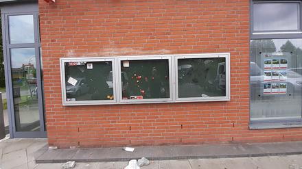 Demolierte Schaukästen von Parteien in Groß Glienicke.