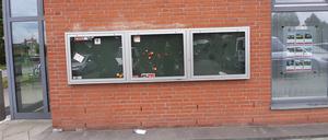 Demolierte Schaukästen von Parteien in Groß Glienicke.