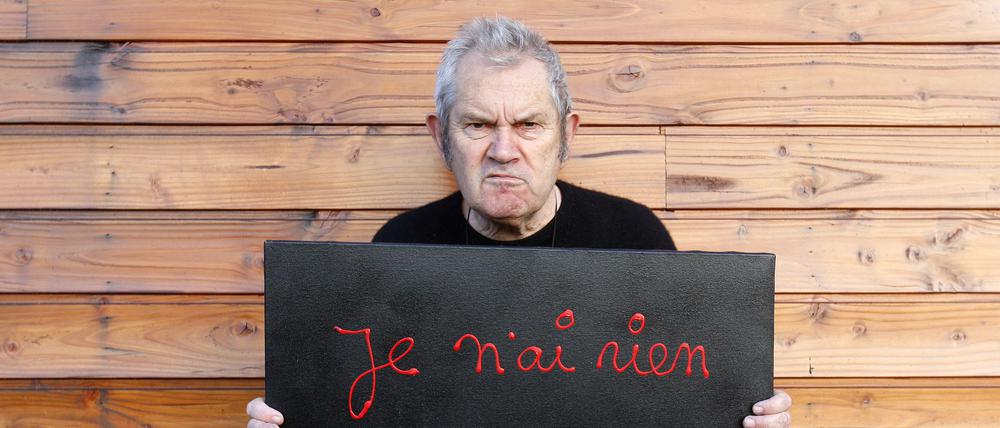 Der Künstler Ben Vautier, war unter dem Namen „Ben“ bekannt. Er ist für seine handgeschriebenen Sprüche bekannt. 