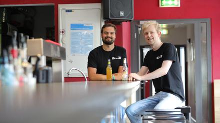 Martin Kapp und Lennart Feuring gehören zum 30-köpfigen Team der Studikneipe, die am Samstag um 16 Uhr ihren Geburtstag mit einem Open-Air im Lustgarten feiert.