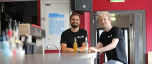 Martin Kapp und Lennart Feuring gehören zum 30-köpfigen Team der Studikneipe, die am Samstag um 16 Uhr ihren Geburtstag mit einem Open-Air im Lustgarten feiert.