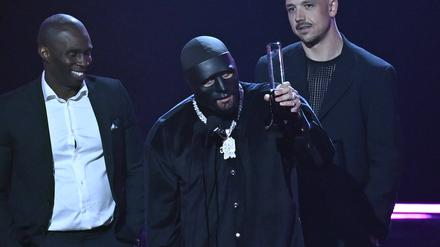 C. Gambino nimmt im Mai 2024 den Preis als Hip-Hop-Künstler des Jahres entgegen.