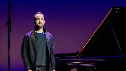 Igor Levit beim Solidaritätskonzert „Jede:r ist jemand“ im Berliner Ensemble