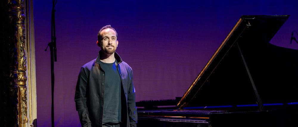 Igor Levit beim Solidaritätskonzert „Jede:r ist jemand“ im Berliner Ensemble