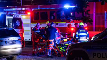 Retter arbeiten an der Unglücksstelle. Ein voll besetzter Personenzug ist hier mit einem Güterzug zusammengestoßen. Der nächtliche Schnellzug entgleiste und wurde schwer beschädigt. Dabei gab es mehrere Tote und Verletzte.