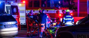Retter arbeiten an der Unglücksstelle. Ein voll besetzter Personenzug ist hier mit einem Güterzug zusammengestoßen. Der nächtliche Schnellzug entgleiste und wurde schwer beschädigt. Dabei gab es mehrere Tote und Verletzte.