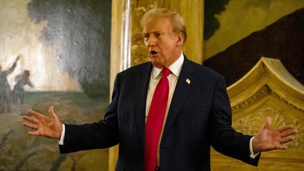 Ex-US-Präsident Donald Trump spricht in Mar-a-Lago am 5. Juni 2024 in West Palm Beach, Florida zu Wahlkampfspendern. 
