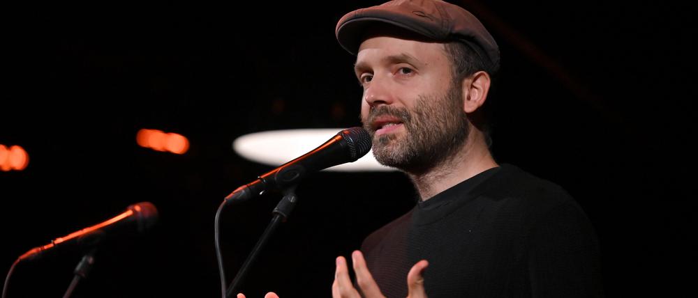 Marc-Uwe Kling bei der „Rede zum Ende der Schulzeit“ im Potsdamer Freiland.