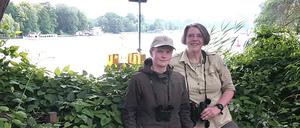 Die Rangerinnen Johanna Davids und Kristina Roth von der Stiftung Naturschutz Berlin.