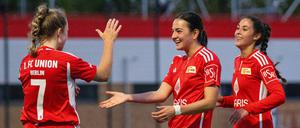 Kapitänin Lisa Heiseler (links) spornt ihre Teamkolleginnen an.