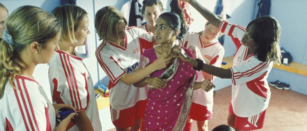 „Kick it like Beckham“ von Gurinder Chadha mit Parminder Nagra (Mitte) und Keira Knightley (links daneben).