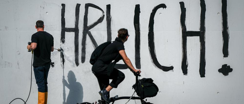 Der Schriftzug „Sei Ehrlich!“ wird nach einer Protestaktion der Umweltschutzaktivisten der Letzten Generation vom Kanzleramt entfernt.