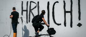 Der Schriftzug „Sei Ehrlich!“ wird nach einer Protestaktion der Umweltschutzaktivisten der Letzten Generation vom Kanzleramt entfernt. 