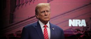 Der frühere U.S. Präsident und Kandidat der Republikaner, Donald Trump, bei einem Besuch des Jahrestreffens der National Rifle Association (NRA) in Dallas, Texas.    