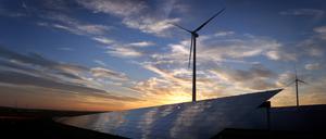 Windräder und eine Solaranlage in Unterfranken.