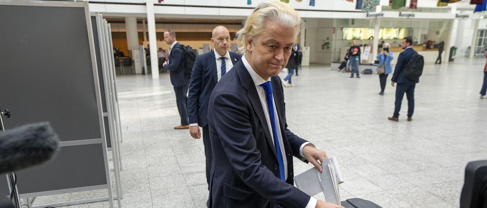 Geert Wilders von der radikal-rechten Partei für die Freiheit (PVV) gibt seine Stimme zur Europawahl ab.