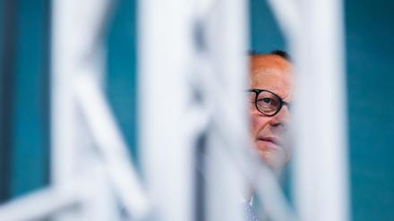 Friedrich Merz, CDU-Bundesvorsitzender, steht bei einer Wahlkampfveranstaltung der CDU zur Kommunal- und Europawahl 2024 am Brandenburger Tor in Potsdam auf der Bühne.