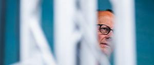 Friedrich Merz, CDU-Bundesvorsitzender, steht bei einer Wahlkampfveranstaltung der CDU zur Kommunal- und Europawahl 2024 am Brandenburger Tor in Potsdam auf der Bühne. 