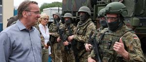 Boris Pistorius (SPD, l), Bundesverteidigungsminister, informiert sich bei einem Besuch der Flugabwehrraketengruppe 21 auf einem Truppenübungsplatz in Mecklenburg-Vorpommern über die Ausbildung ukrainischer Soldaten an dem bodengebundenen Luftverteidigungssystem Patriot und spricht dabei mit einem Soldaten der Bundeswehr (r). 