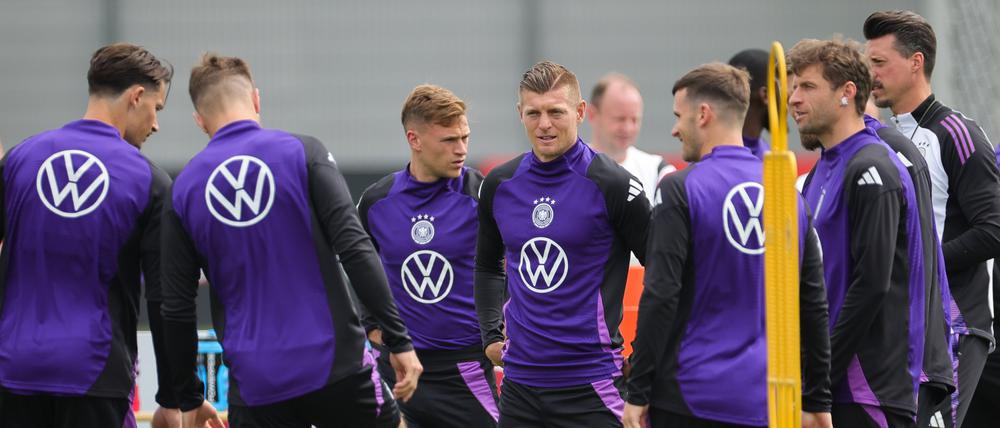 Endlich komplett. Gegen Griechenland steht Bundestrainer Nagelsmann erstmals der komplette EM-Kader zur Verfügung. Toni Kroos (Mitte) ist erstmals dabei.