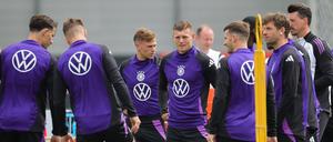 Endlich komplett. Gegen Griechenland steht Bundestrainer Nagelsmann erstmals der komplette EM-Kader zur Verfügung. Toni Kroos (Mitte) ist erstmals dabei.