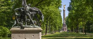 Im Tiergarten steht die Skulptur „Fuchsjagd“ mit Kriegsspuren, im Hintergrund die Siegessäule. 