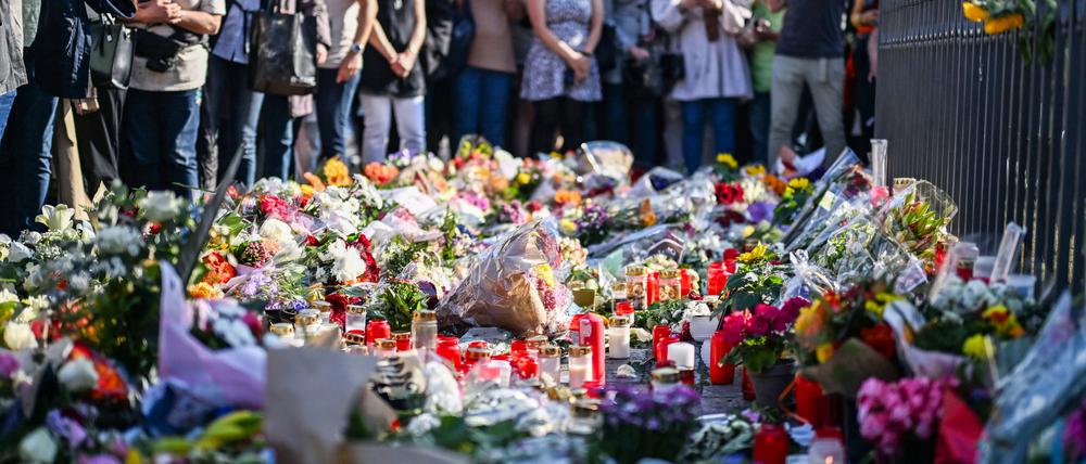 Blumenmeer nach der Messerattacke von Mannheim: Nach einem mutmaßlich islamistischen Angriff war ein Polizist gestorben.
