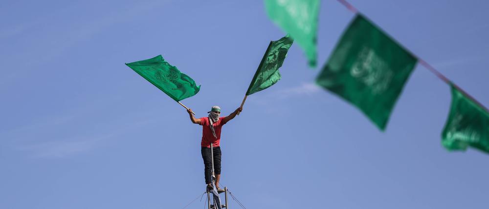Ein Palästinenser schwenkt Hamas-Fahnen. 