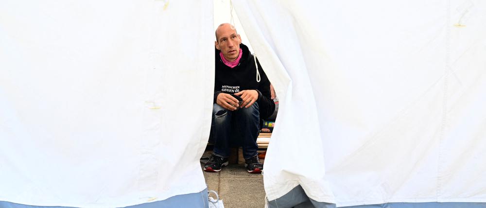 Seine Höhle. Klimaaktivist Wolfgang Metzeler-Kick in einem Zelt im Berliner Invalidenpark.