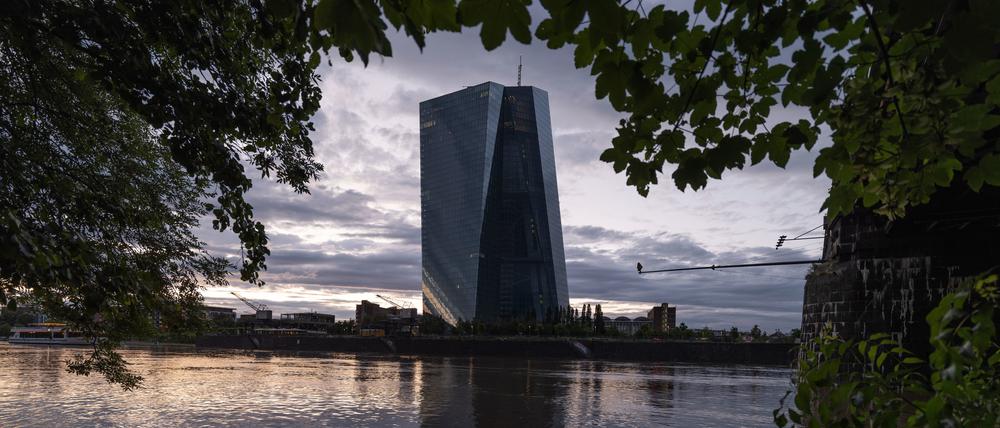 Die Zentrale der Europäischen Zentralbank (EZB) in Frankfurt spiegelt sich im Abendlicht im Main.