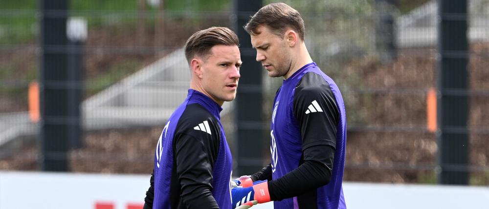 Angriff abgewehrt. Manuel Neuer (re.), 38, ist auch bei der EM in Deutschland wieder Nummer eins der Nationalmannschaft. Herausforderer Marc-André ter Stegen, 32, muss sich weiter gedulden.