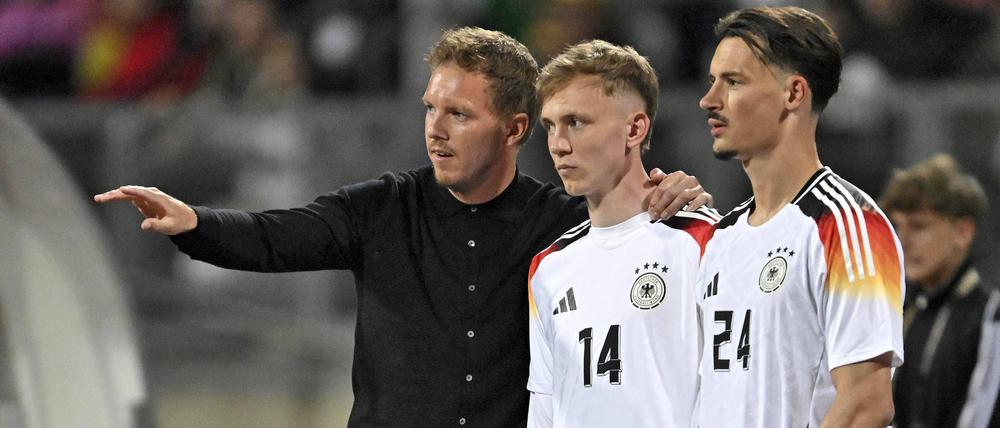 Bundestrainer Julian Nagelsmann mit Maximilian Beier und Robin Koch beim Freundschaftsspiel zwischen Deutschland und der Ukraine am 3. Juni 2024.